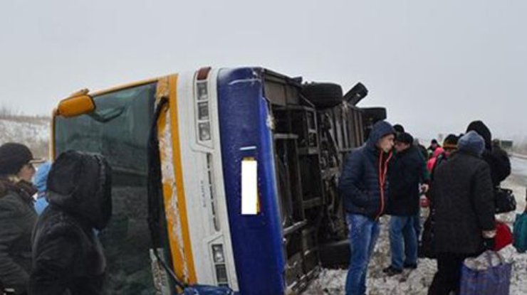 Пассажирский автобус перевернулся на Харьковщине: 11 пострадавших (фото)