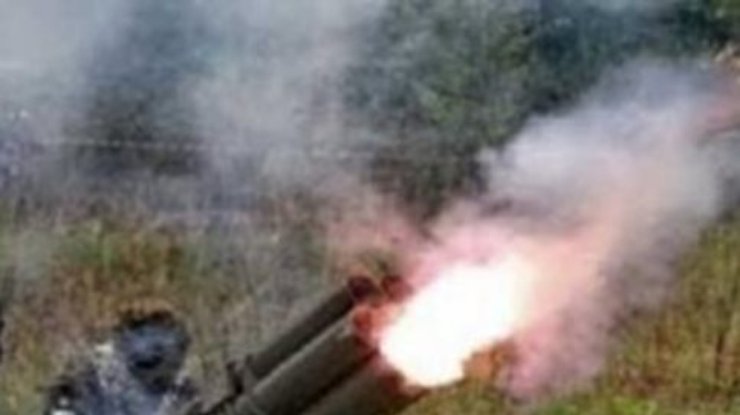 Силовиков на Донбассе обстреляли ракетами и минометами