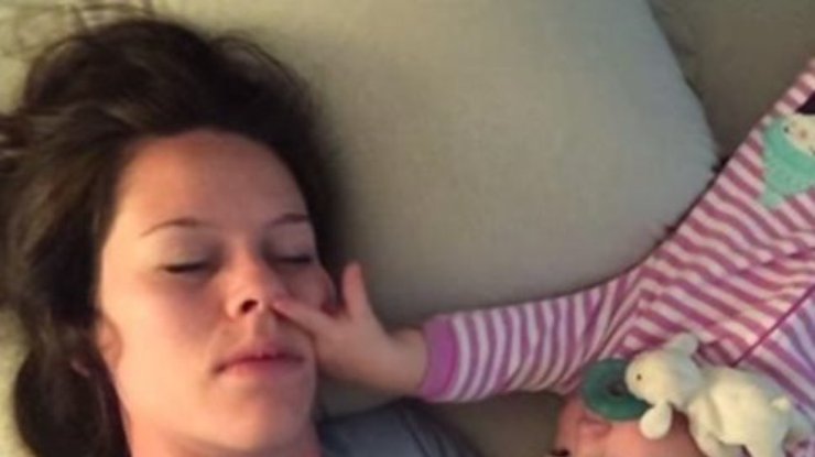 Младенец будит маму жесткими методами (видео)