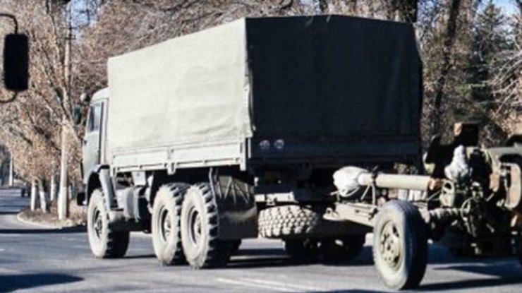 В Ясиноватую заехали 10 грузовиков с вооружением