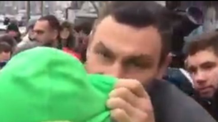Кличко крикнул в ухо митингующему на пикете (видео)