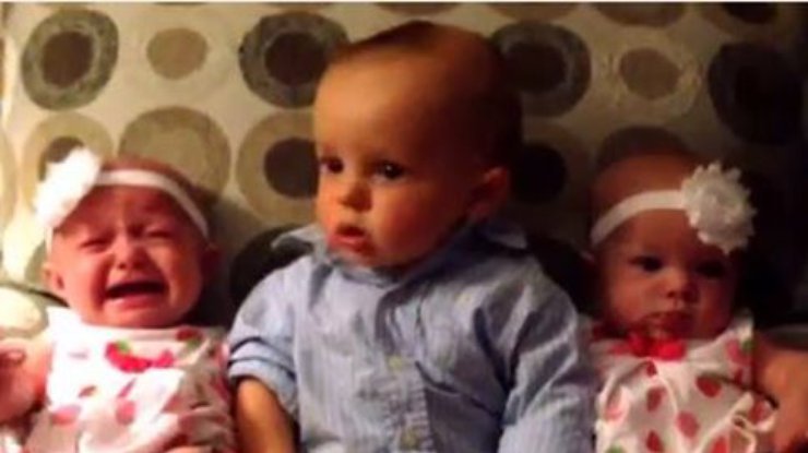 Ребенок шокирован впервые увиденными близнецами (видео)