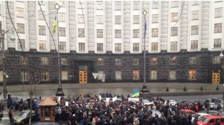 Работники Киевпастранса заблокировали улицу Грушевского (фото)