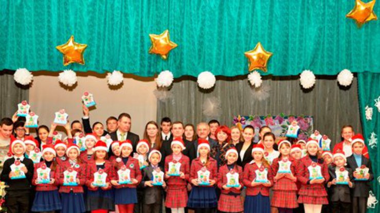 Школьники из Донецка получили подарки от хоккеистов "Донбасса" (фото)