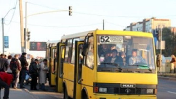 Во Львове обстреляли маршрутку с пассажирами