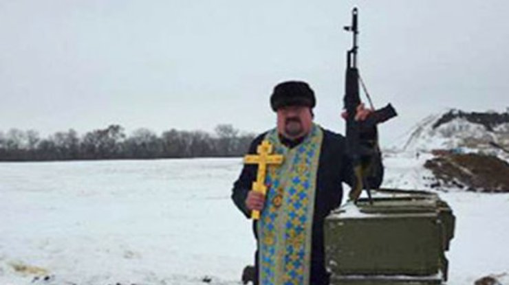Епископа из Закарпатья отлучили от церкви за фото с оружием (документ)
