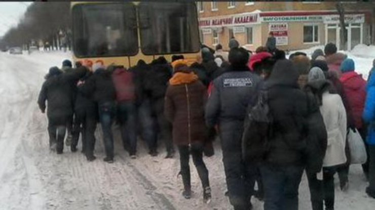 В Кривом Роге из-за снегопада люди идут на работу пешком (фото, видео)