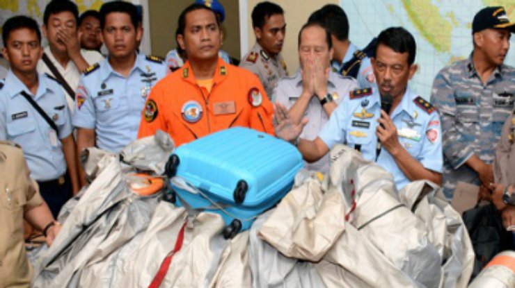 Катастрофа лайнера AirAsia: найдены еще 3 тела