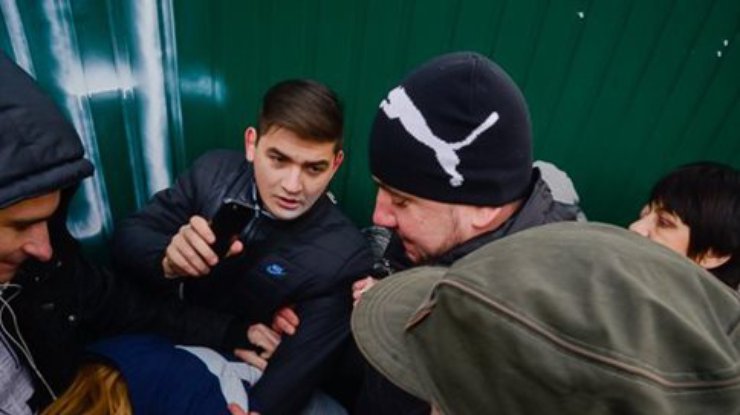 В Киеве "титушки" застройщика сломали руку протестующей (фото)