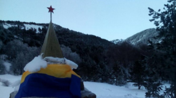 Россиянин установил украинский флаг на наивысшей горе Крыма (видео)