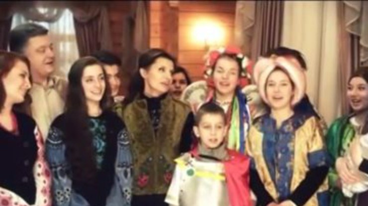 Петр Порошенко встретил колядников дома (видео)