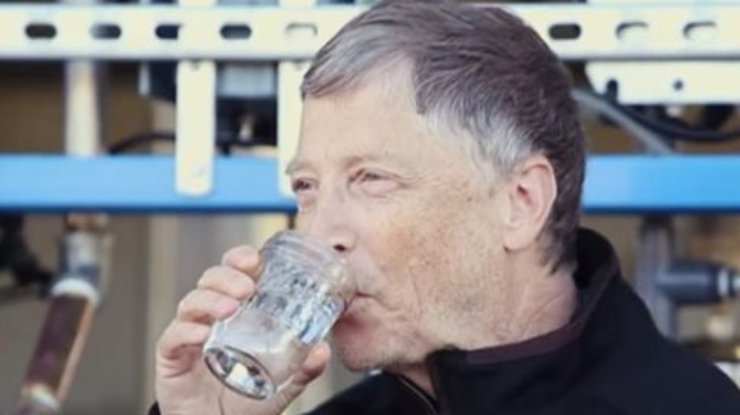 Билл Гейтс выпил воды из фекалий (видео)
