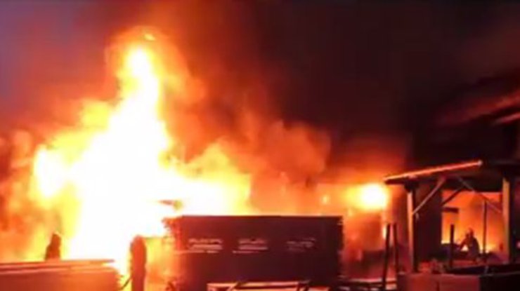 На Корчеватом в Киеве 10 час горят цеха (фото, видео)