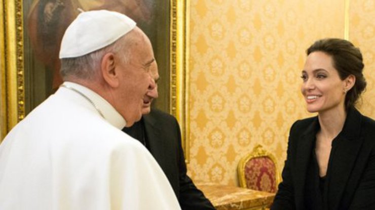 Анджелина Джоли показала Папе Римскому фильм