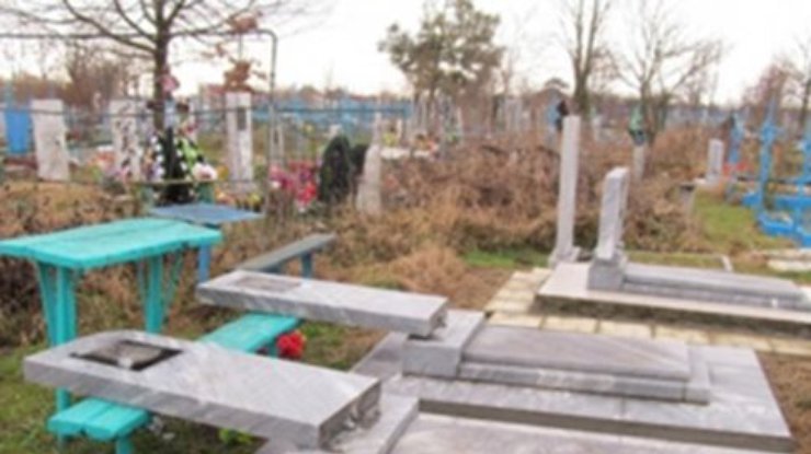 В Росси школьники-вандалы повредили более 10 могил