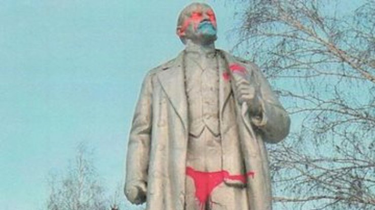 В России Ленина облачили в стринги (фото)