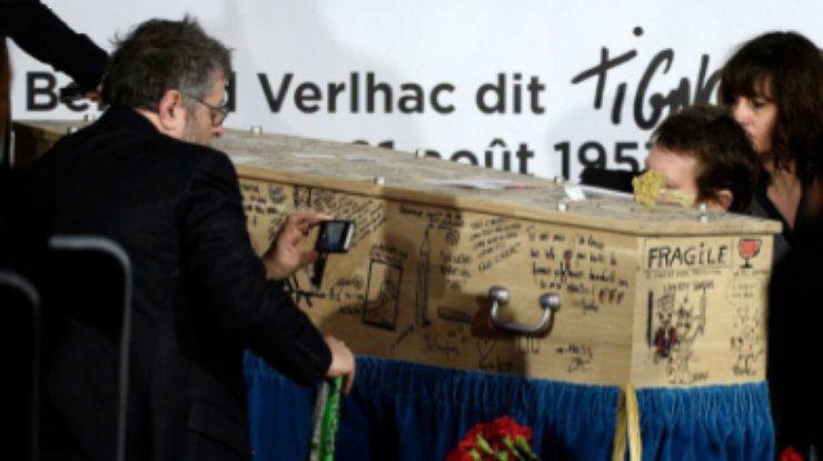 Карикатуриста Charlie Hebdo похоронили в разрисованном гробу (фото)