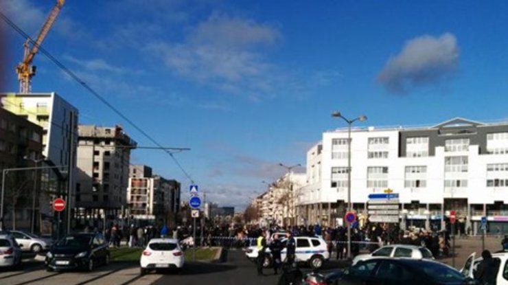 В здании почты под Парижем террорист захватил заложников