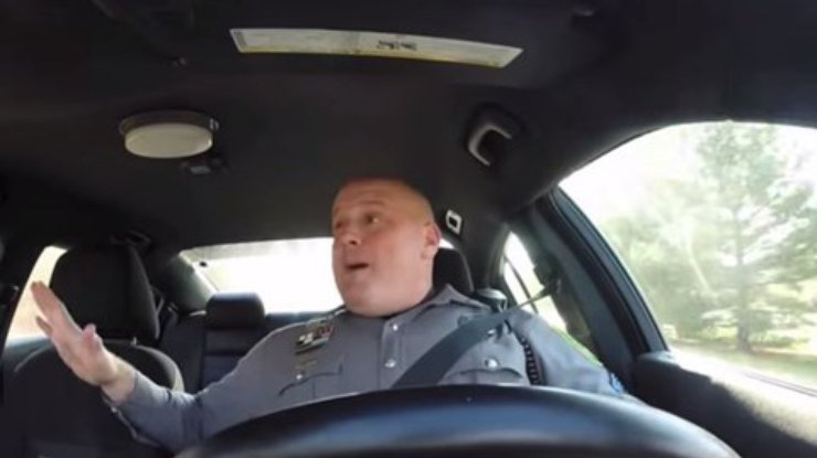 Полицейский в машине станцевал под песню Taylor Swift (видео)