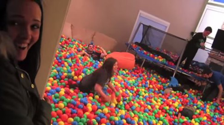 Мужчина превратил дом в бассейн с шариками (видео)