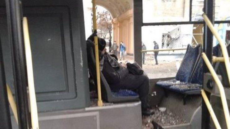 В Донецке снаряд попал в остановку, есть жертвы (фото, видео)