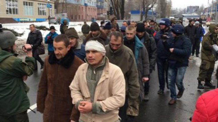 Пленных киборгов вывели на улицы Донецка
