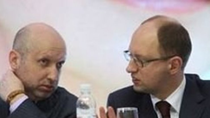 Яценюк срочно вызвал Турчинова и Авакова на оперативный штаб