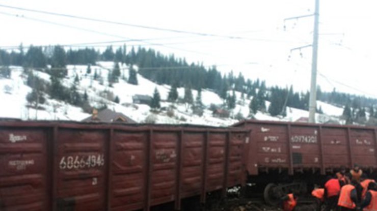 10 вагонов с железной рудой сошли с рельсов на Львовщине (фото)