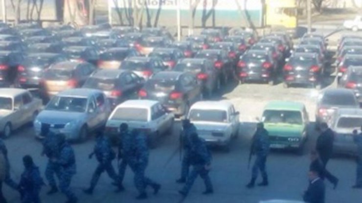 Вооруженные люди заблокировали крымскотатарский канал АТR в Симферополе