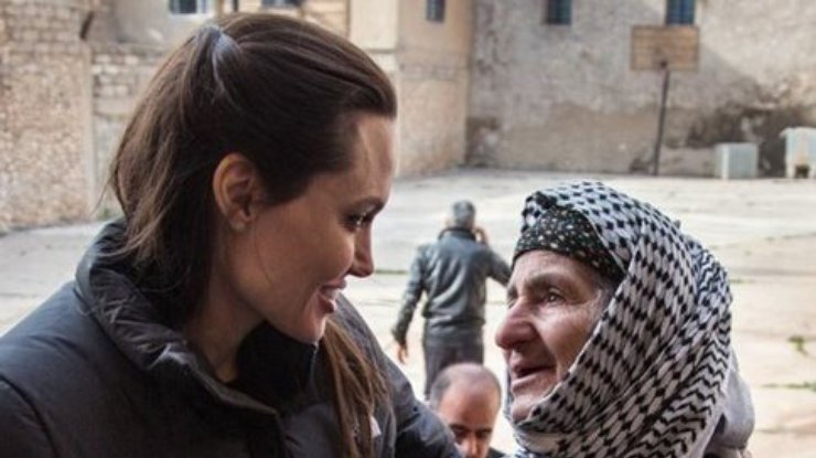 Анджелина Джоли посетила лагерь беженцев в Ираке (фото)