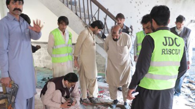 В Пакистане произошел теракт в мечети: более 60 погибших (фото)