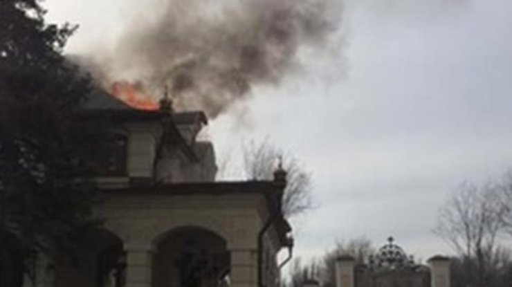 В Горловке из-за попадания снаряда загорелся кафедральный собор