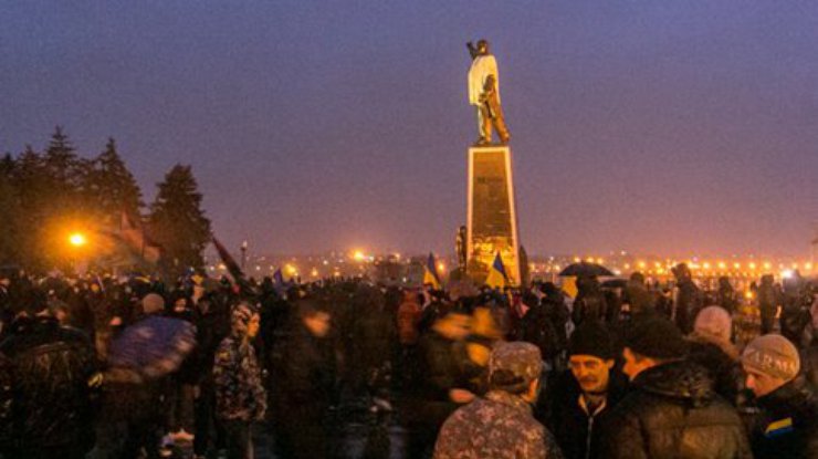 Активистам не удалось свалить 16-тонного Ленина в Запорожье