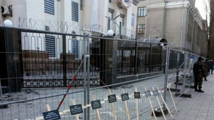 У посольства России устанавливают кресты за погибшими в Мариуполе(фото)