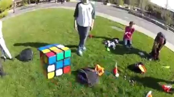 Жонглер одновременно собрал три кубик Рубика (видео)