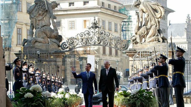 Президент Росии Дмитрий Медведев и президент Чехии Вацлав Клаус