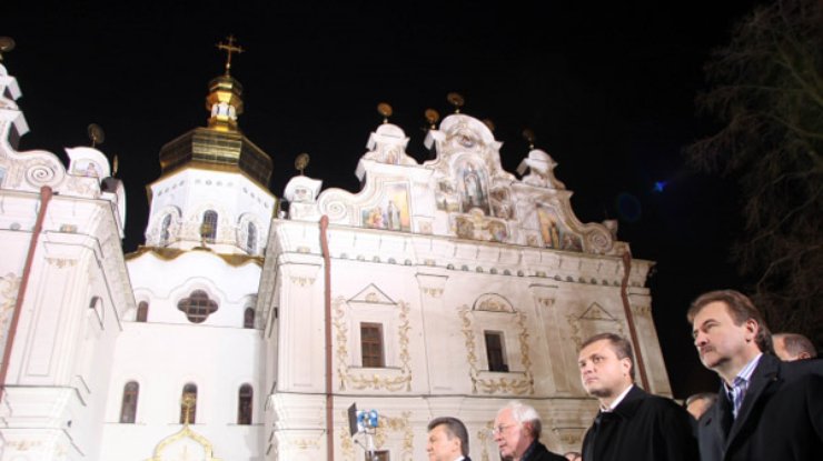Виктор Янукович и Николай Азаров на Пасхальном богослужении