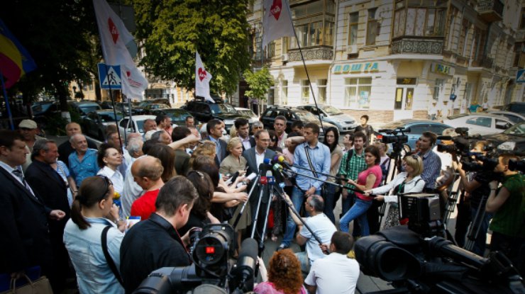Юлия Тимошенко возле Генпрокуратуры