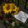 Киев соболезнует Москве: к посольству России украинцы несут цветы и лампадки