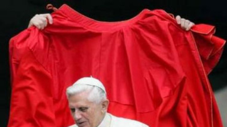 Папа в красном