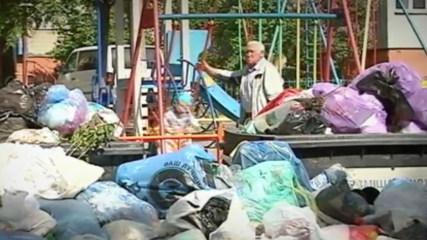 Центр Львова завалило кучами мусора (видео)