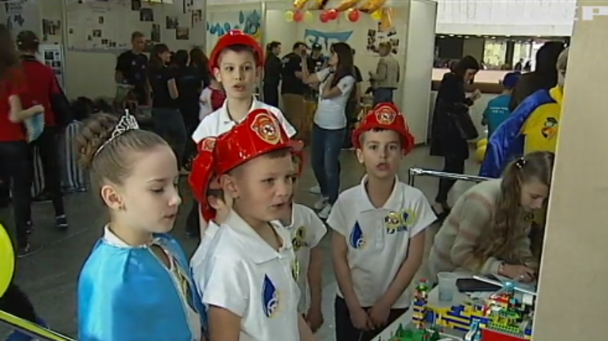 У Києві юні винахідники представили роботів для очистки води (відео)
