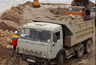 МЧС в Хабаровском крае укрепляет дамбу, чтобы избежать подтопления 440 домов