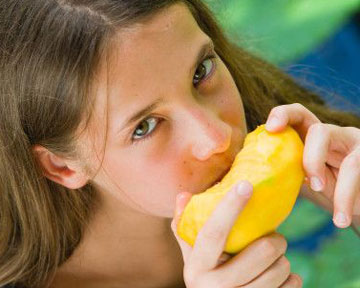 Плод манго средних размеров содержит дневную норму витамина С. Фото gettyimages.com