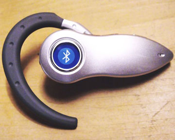Гарнитура для мобильного телефона, использующая для передачи голоса Bluetooth. Фото Wikipedia.org