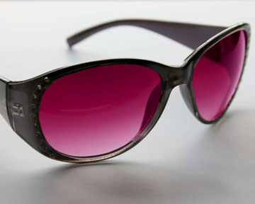 Выражение "смотреть сквозь розовые очки" имеет биологический смысл. Фото Сlipart.net.ua