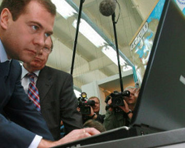 Президент России Дмитрий Медведев в первом видеобращении в Живом