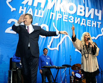 Янукович устроил танцы с Повалий 