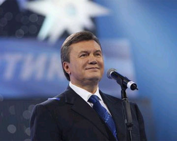 Янукович: Тимошенко в панике зовет на помощь