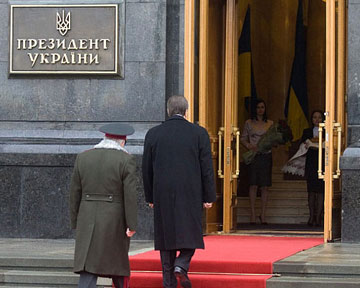 Янукович поручилГенпрокуратуре заняться
Тимошенко